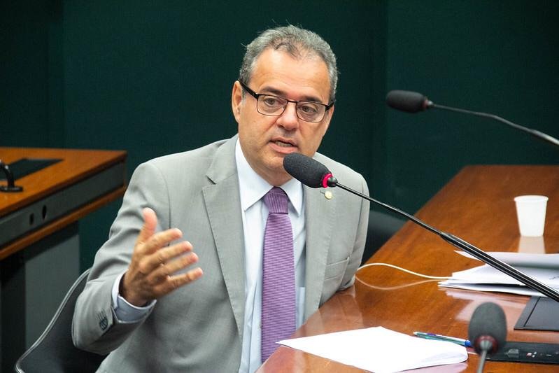 Deputado Danilo Cabral busca cancelar corte de R$ 1 bilhão no MEC
