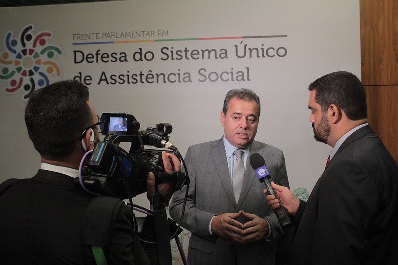 Danilo Cabral pede prioridade de vacinação para profissionais da educação e do SUAS