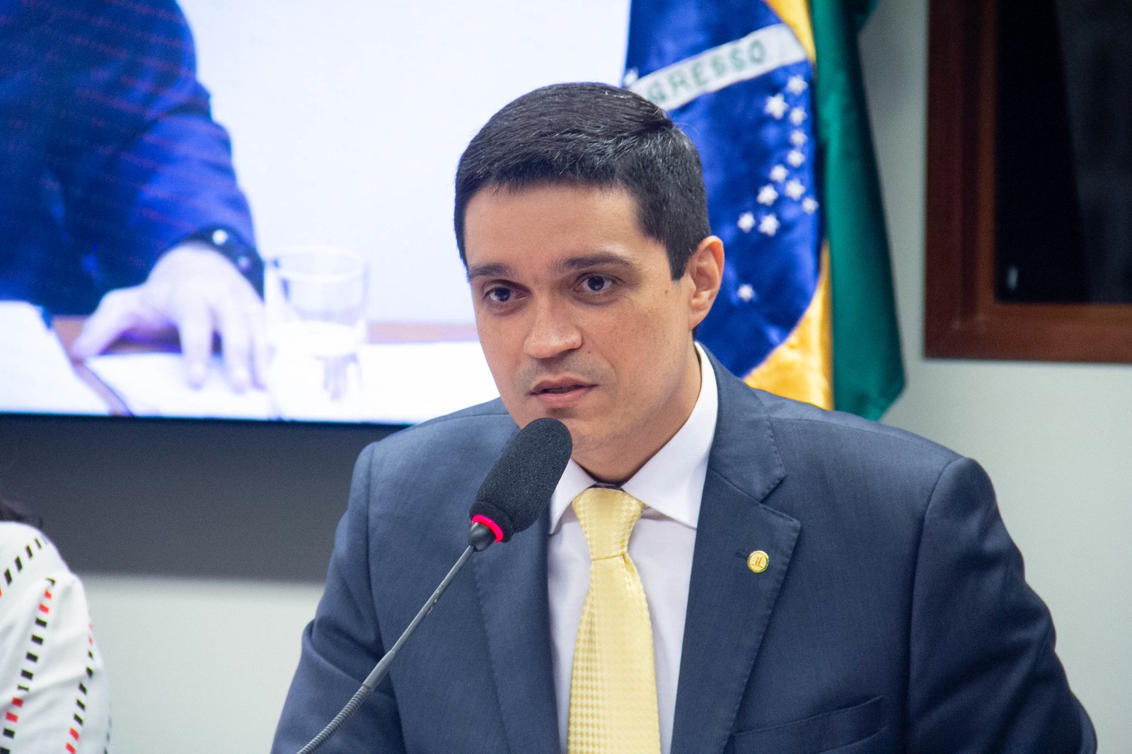 Denis Bezerra questiona Ministério da Saúde sobre a chegada de insumos para produção da vacina no Brasil