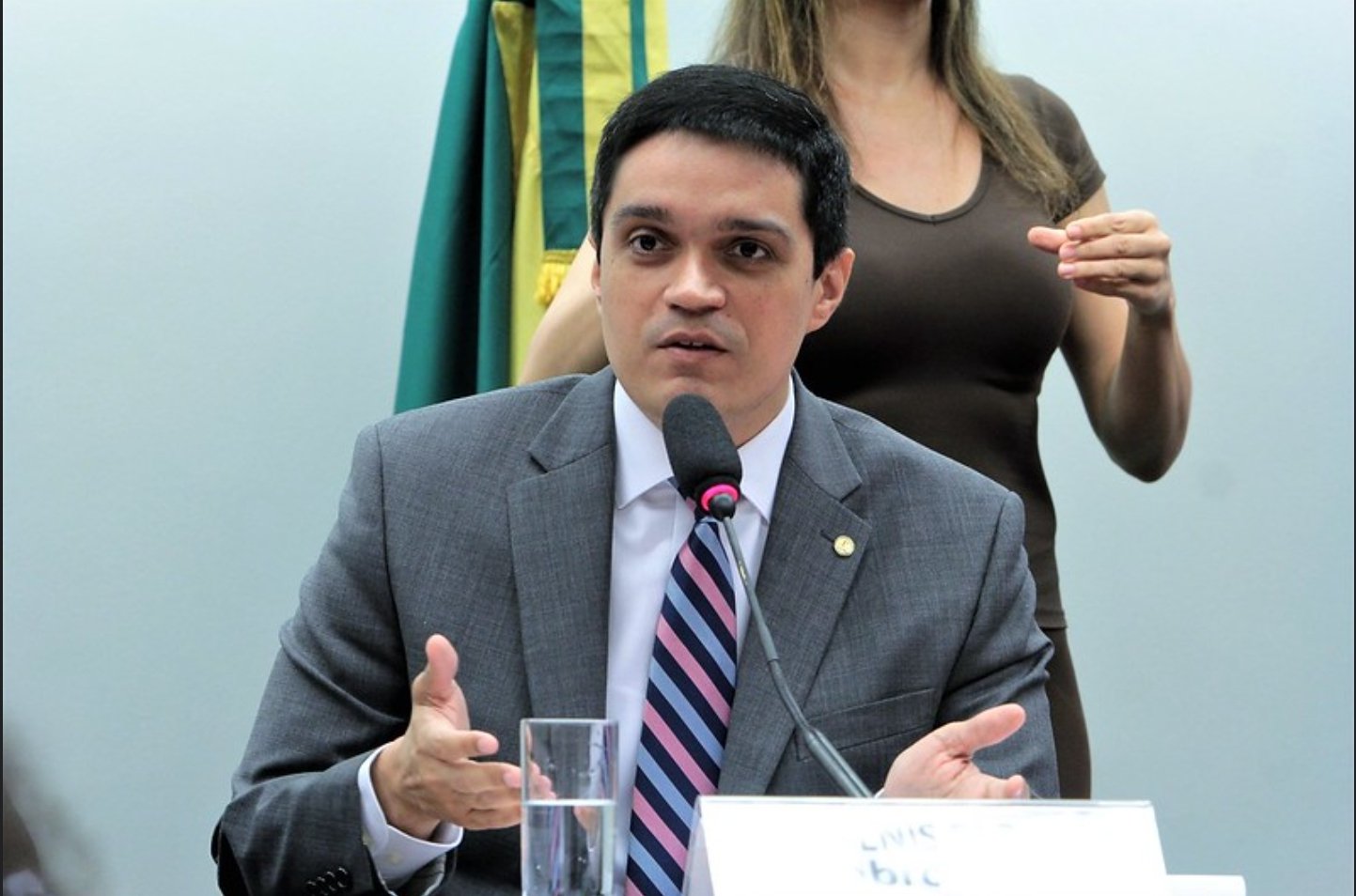 Denis Bezerra apresenta projeto de lei para blindar bolsas de estudo no orçamento federal