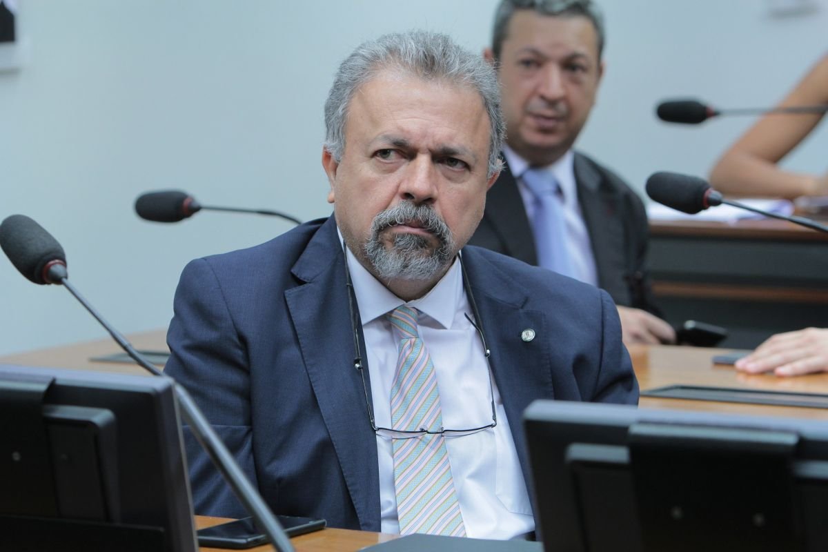Elias Vaz pede explicações ao governo Bolsonaro sobre compra de 35 mil comprimidos de Viagra para Forças Armadas