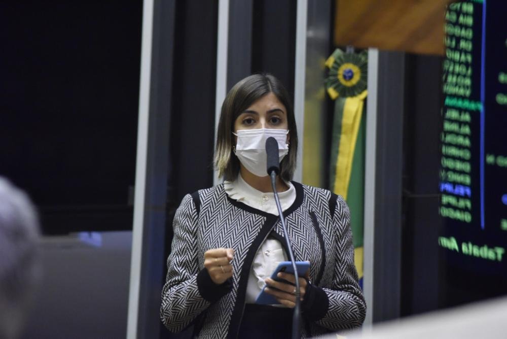 Congresso derruba veto absurdo de Bolsonaro à distribuição gratuita de absorventes