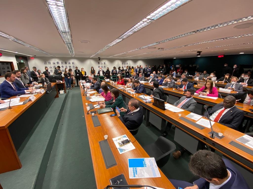 Parlamentares do PSB questionam presidente do FNDE sobre escândalos de corrupção