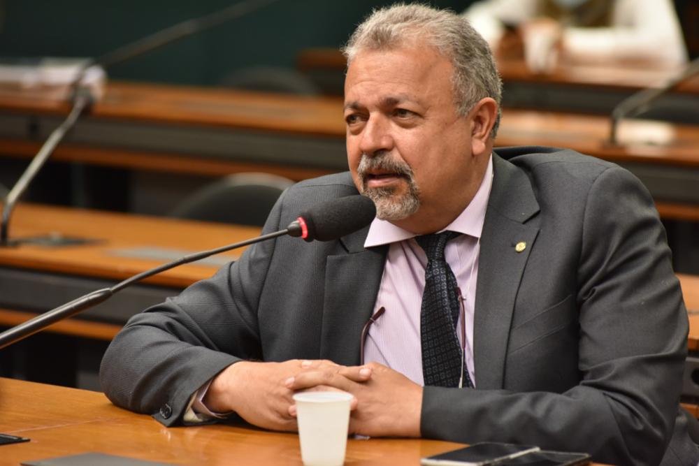 Elias Vaz solicita e Comissão aprova convite a ministro Adolfo Sachsida para esclarecimentos sobre privatização da Petrobras
