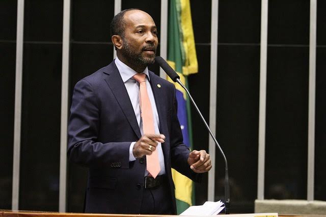 Sancionada lei que aumenta pena para crime de injúria racial; ex-deputado Bebeto Galvão é autor do projeto